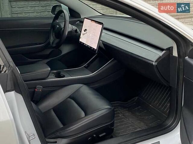 Білий Тесла Модель 3, об'ємом двигуна 0 л та пробігом 130 тис. км за 17200 $, фото 27 на Automoto.ua