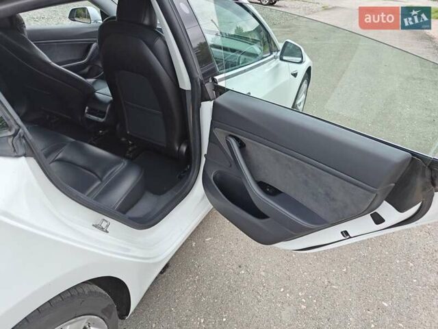 Білий Тесла Модель 3, об'ємом двигуна 0 л та пробігом 137 тис. км за 18600 $, фото 28 на Automoto.ua