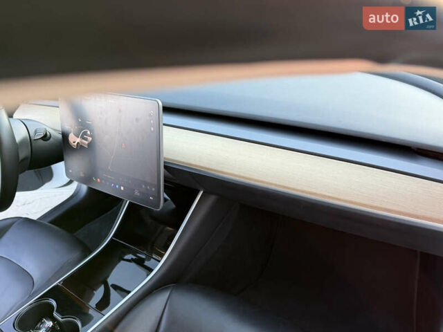 Білий Тесла Модель 3, об'ємом двигуна 0 л та пробігом 74 тис. км за 16500 $, фото 41 на Automoto.ua