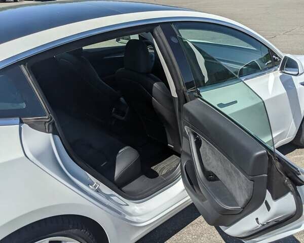 Белый Тесла Модель 3, объемом двигателя 0 л и пробегом 101 тыс. км за 23500 $, фото 12 на Automoto.ua