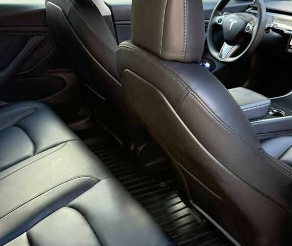 Белый Тесла Модель 3, объемом двигателя 0 л и пробегом 65 тыс. км за 17000 $, фото 4 на Automoto.ua