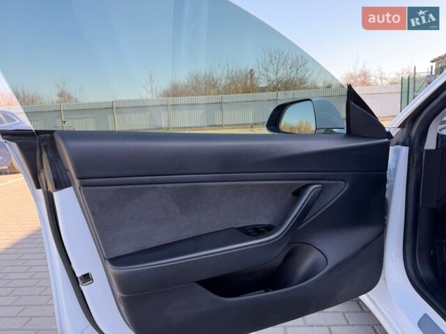 Білий Тесла Модель 3, об'ємом двигуна 0 л та пробігом 88 тис. км за 16999 $, фото 15 на Automoto.ua