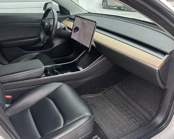 Білий Тесла Модель 3, об'ємом двигуна 0 л та пробігом 143 тис. км за 16300 $, фото 10 на Automoto.ua