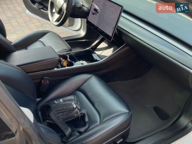 Белый Тесла Модель 3, объемом двигателя 0 л и пробегом 98 тыс. км за 17400 $, фото 9 на Automoto.ua