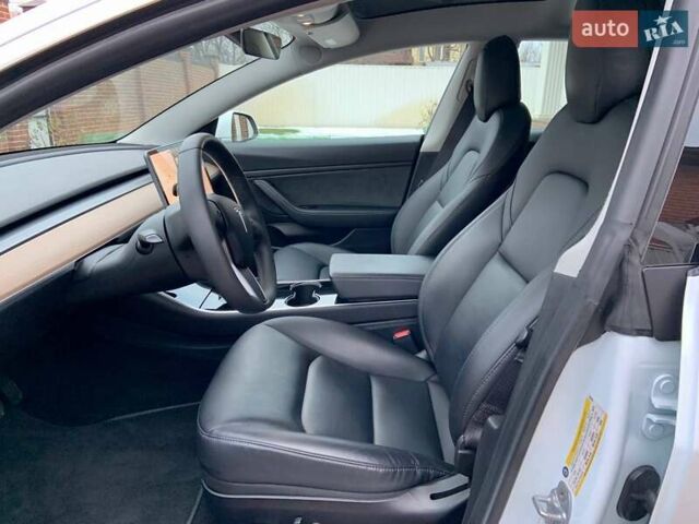 Белый Тесла Модель 3, объемом двигателя 0 л и пробегом 31 тыс. км за 32600 $, фото 27 на Automoto.ua