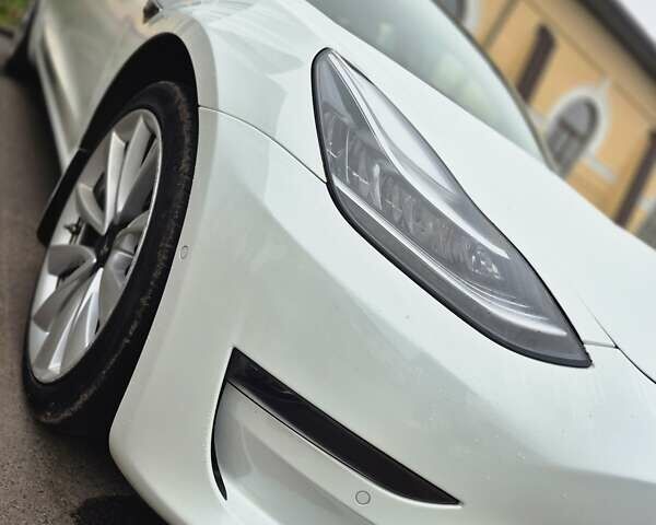Белый Тесла Модель 3, объемом двигателя 0 л и пробегом 83 тыс. км за 17500 $, фото 3 на Automoto.ua