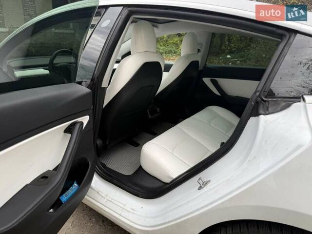 Белый Тесла Модель 3, объемом двигателя 0 л и пробегом 200 тыс. км за 18000 $, фото 8 на Automoto.ua