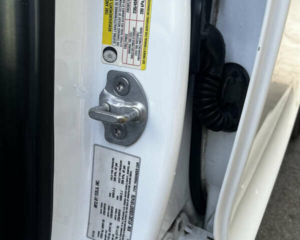 Белый Тесла Модель 3, объемом двигателя 0 л и пробегом 263 тыс. км за 14200 $, фото 1 на Automoto.ua