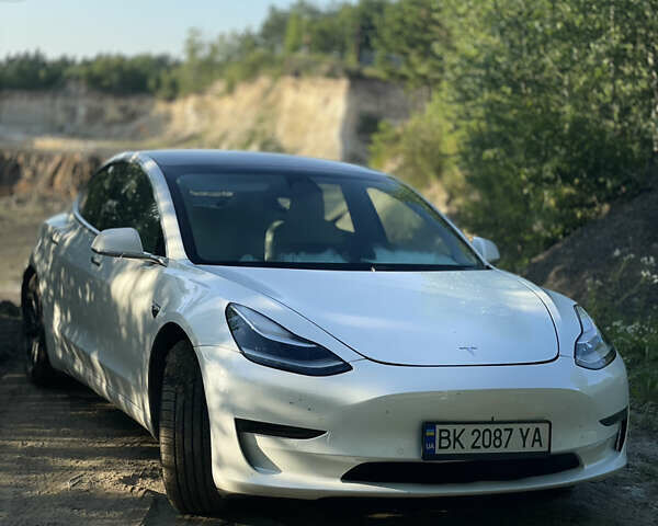 Білий Тесла Модель 3, об'ємом двигуна 0 л та пробігом 100 тис. км за 15500 $, фото 2 на Automoto.ua