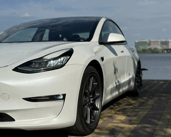 Белый Тесла Модель 3, объемом двигателя 0 л и пробегом 101 тыс. км за 14600 $, фото 11 на Automoto.ua