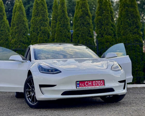 Белый Тесла Модель 3, объемом двигателя 0 л и пробегом 32 тыс. км за 21500 $, фото 1 на Automoto.ua