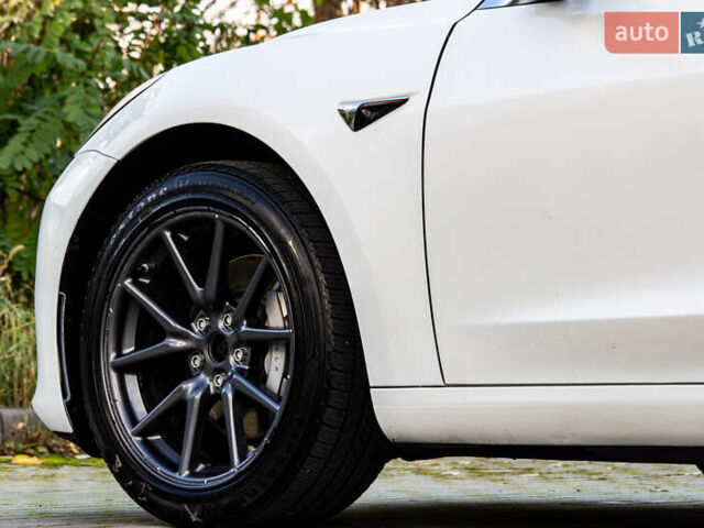 Белый Тесла Модель 3, объемом двигателя 0 л и пробегом 146 тыс. км за 17500 $, фото 20 на Automoto.ua