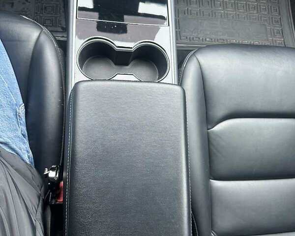 Білий Тесла Модель 3, об'ємом двигуна 0 л та пробігом 143 тис. км за 16300 $, фото 12 на Automoto.ua