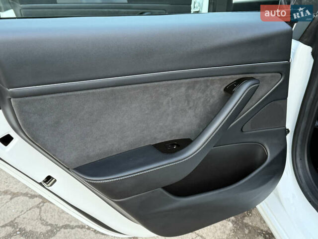 Белый Тесла Модель 3, объемом двигателя 0 л и пробегом 139 тыс. км за 17750 $, фото 44 на Automoto.ua