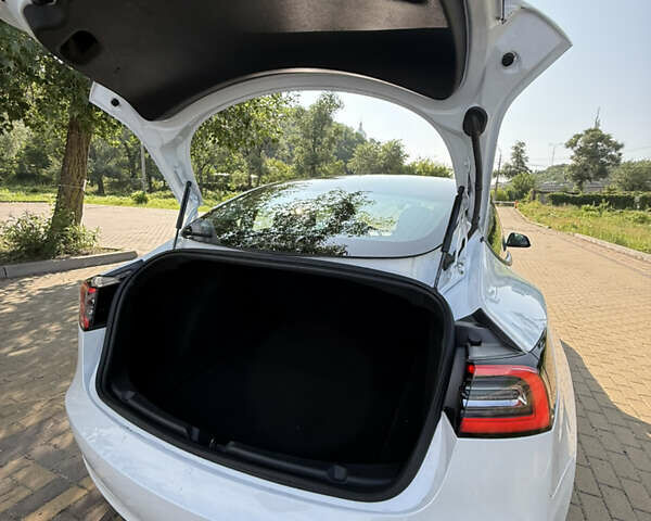 Белый Тесла Модель 3, объемом двигателя 0 л и пробегом 101 тыс. км за 14600 $, фото 49 на Automoto.ua