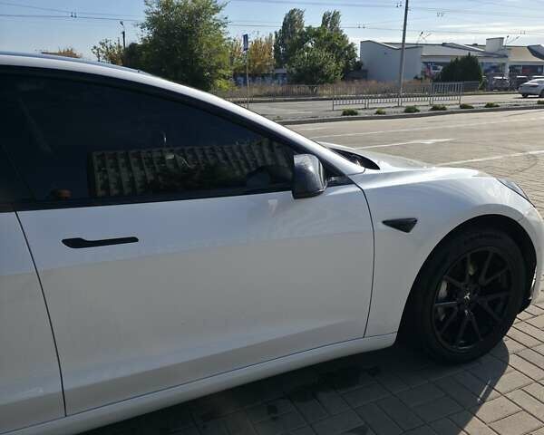 Белый Тесла Модель 3, объемом двигателя 0 л и пробегом 142 тыс. км за 17500 $, фото 17 на Automoto.ua
