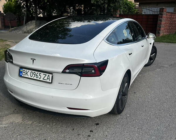 Тесла Модель 3 2019 в Ровно на Automoto.ua Белый Тесла Модель 3, объемом двигателя 0 л и пробегом 263 тыс. км за 15900 $, фото 3 на Automoto.ua