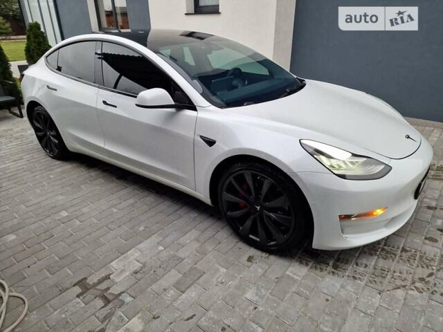 Белый Тесла Модель 3, объемом двигателя 0 л и пробегом 64 тыс. км за 24700 $, фото 3 на Automoto.ua