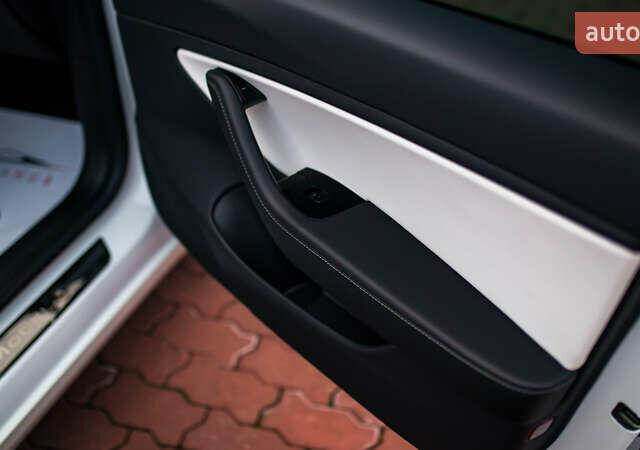 Белый Тесла Модель 3, объемом двигателя 0 л и пробегом 63 тыс. км за 15999 $, фото 40 на Automoto.ua