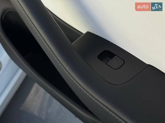 Білий Тесла Модель 3, об'ємом двигуна 0 л та пробігом 67 тис. км за 20499 $, фото 42 на Automoto.ua