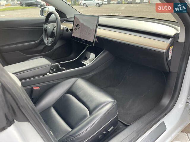 Белый Тесла Модель 3, объемом двигателя 0 л и пробегом 120 тыс. км за 17000 $, фото 46 на Automoto.ua