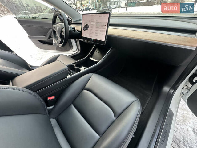 Белый Тесла Модель 3, объемом двигателя 0 л и пробегом 45 тыс. км за 15700 $, фото 18 на Automoto.ua