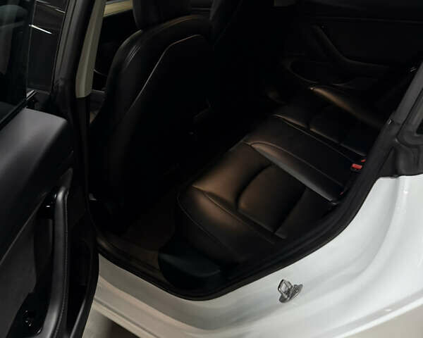 Білий Тесла Модель 3, об'ємом двигуна 0 л та пробігом 145 тис. км за 16900 $, фото 9 на Automoto.ua