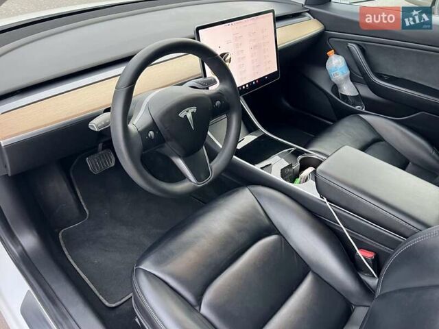 Білий Тесла Модель 3, об'ємом двигуна 0 л та пробігом 107 тис. км за 17500 $, фото 16 на Automoto.ua