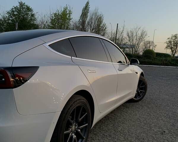 Белый Тесла Модель 3, объемом двигателя 0 л и пробегом 66 тыс. км за 15800 $, фото 13 на Automoto.ua