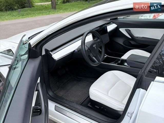 Белый Тесла Модель 3, объемом двигателя 0 л и пробегом 86 тыс. км за 17000 $, фото 8 на Automoto.ua