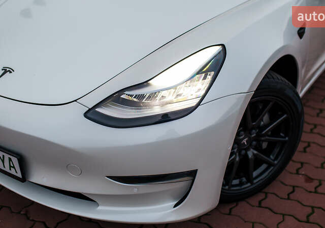 Белый Тесла Модель 3, объемом двигателя 0 л и пробегом 63 тыс. км за 15999 $, фото 60 на Automoto.ua