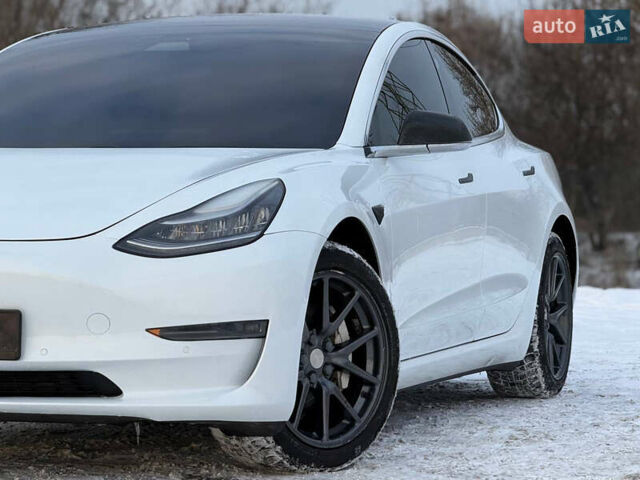 Белый Тесла Модель 3, объемом двигателя 0 л и пробегом 190 тыс. км за 15950 $, фото 3 на Automoto.ua