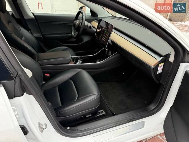 Белый Тесла Модель 3, объемом двигателя 0 л и пробегом 100 тыс. км за 22500 $, фото 25 на Automoto.ua