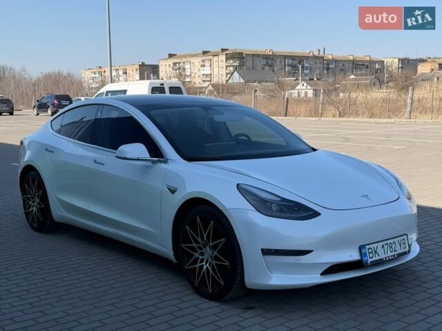 Білий Тесла Модель 3, об'ємом двигуна 0 л та пробігом 88 тис. км за 16999 $, фото 4 на Automoto.ua