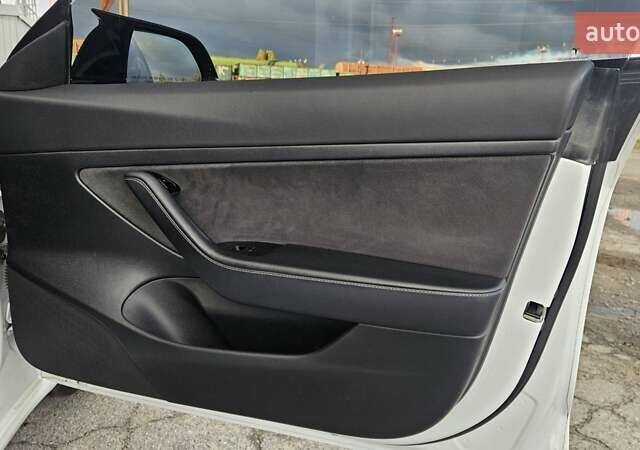 Білий Тесла Модель 3, об'ємом двигуна 0 л та пробігом 78 тис. км за 15300 $, фото 10 на Automoto.ua