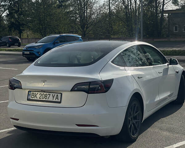 Білий Тесла Модель 3, об'ємом двигуна 0 л та пробігом 100 тис. км за 15500 $, фото 4 на Automoto.ua