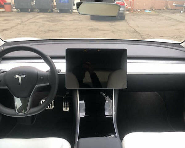 Белый Тесла Модель 3, объемом двигателя 0 л и пробегом 30 тыс. км за 15000 $, фото 6 на Automoto.ua