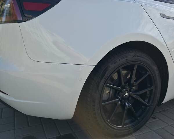Белый Тесла Модель 3, объемом двигателя 0 л и пробегом 142 тыс. км за 17500 $, фото 14 на Automoto.ua