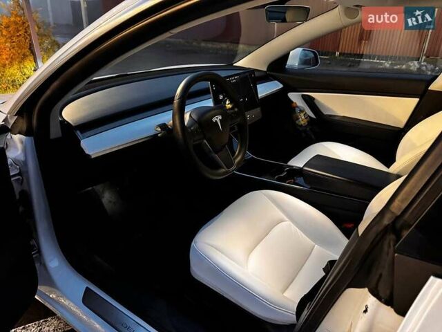 Белый Тесла Модель 3, объемом двигателя 0 л и пробегом 76 тыс. км за 19900 $, фото 26 на Automoto.ua
