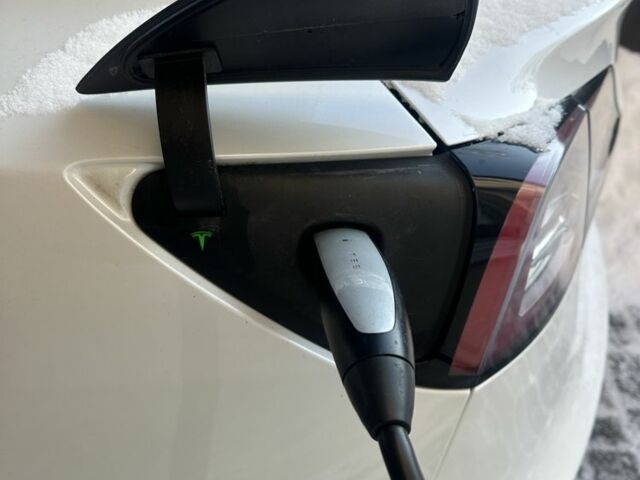 Белый Тесла Модель 3, объемом двигателя 0 л и пробегом 95 тыс. км за 14999 $, фото 4 на Automoto.ua