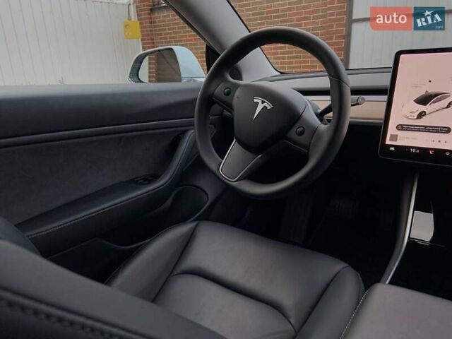 Белый Тесла Модель 3, объемом двигателя 0 л и пробегом 31 тыс. км за 32600 $, фото 39 на Automoto.ua