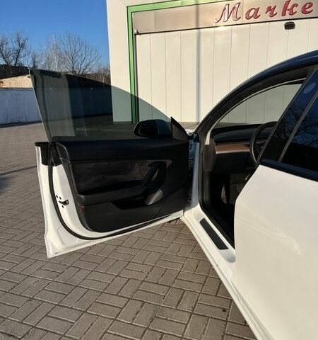 Білий Тесла Модель 3, об'ємом двигуна 0 л та пробігом 155 тис. км за 16300 $, фото 4 на Automoto.ua