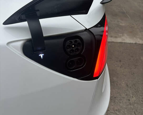 Білий Тесла Модель 3, об'ємом двигуна 0 л та пробігом 208 тис. км за 16500 $, фото 16 на Automoto.ua
