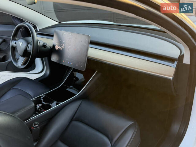 Білий Тесла Модель 3, об'ємом двигуна 0 л та пробігом 74 тис. км за 16500 $, фото 39 на Automoto.ua