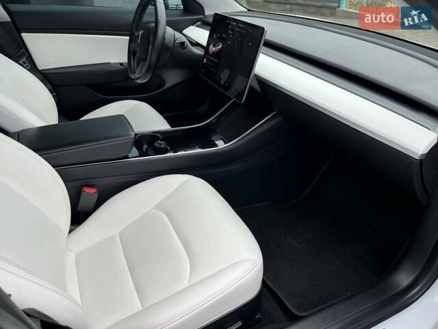 Белый Тесла Модель 3, объемом двигателя 0 л и пробегом 100 тыс. км за 18400 $, фото 9 на Automoto.ua