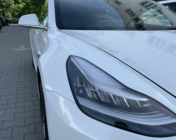 Білий Тесла Модель 3, об'ємом двигуна 0 л та пробігом 58 тис. км за 16500 $, фото 4 на Automoto.ua