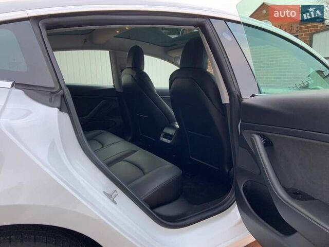 Белый Тесла Модель 3, объемом двигателя 0 л и пробегом 31 тыс. км за 32600 $, фото 31 на Automoto.ua