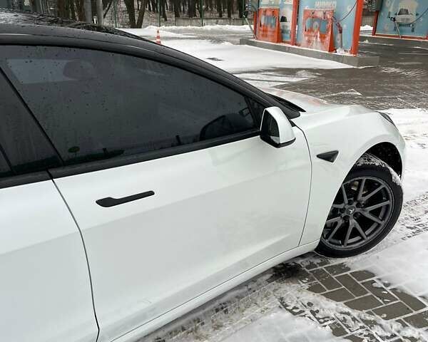 Білий Тесла Модель 3, об'ємом двигуна 0 л та пробігом 155 тис. км за 17600 $, фото 4 на Automoto.ua