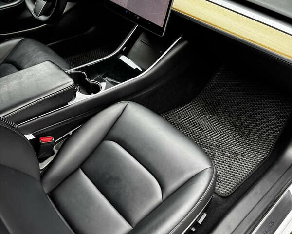 Белый Тесла Модель 3, объемом двигателя 0 л и пробегом 45 тыс. км за 15600 $, фото 12 на Automoto.ua