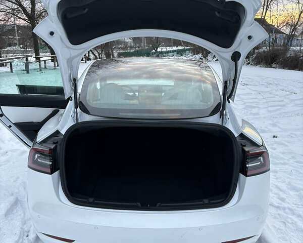 Білий Тесла Модель 3, об'ємом двигуна 0 л та пробігом 96 тис. км за 19000 $, фото 17 на Automoto.ua